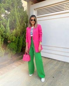 como combinar acessórios com roupas coloridas?