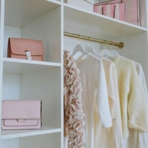 como montar um guarda-roupa cápsula